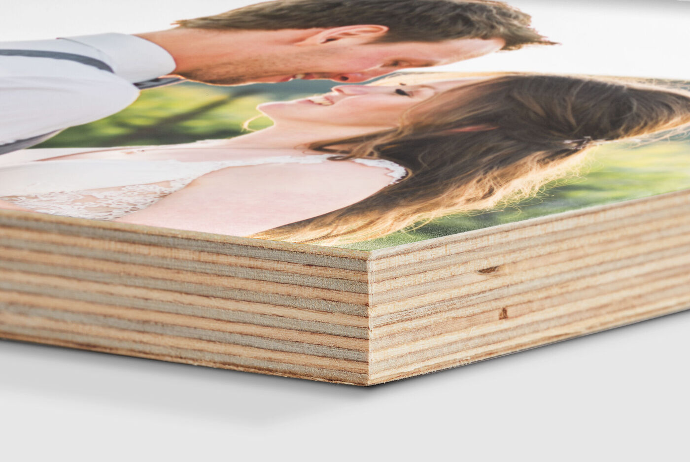 Nahaufnahme von einem CEWE Fotobuch mit einem glücklichen Paar auf dem Cover, das sich anlächelt
