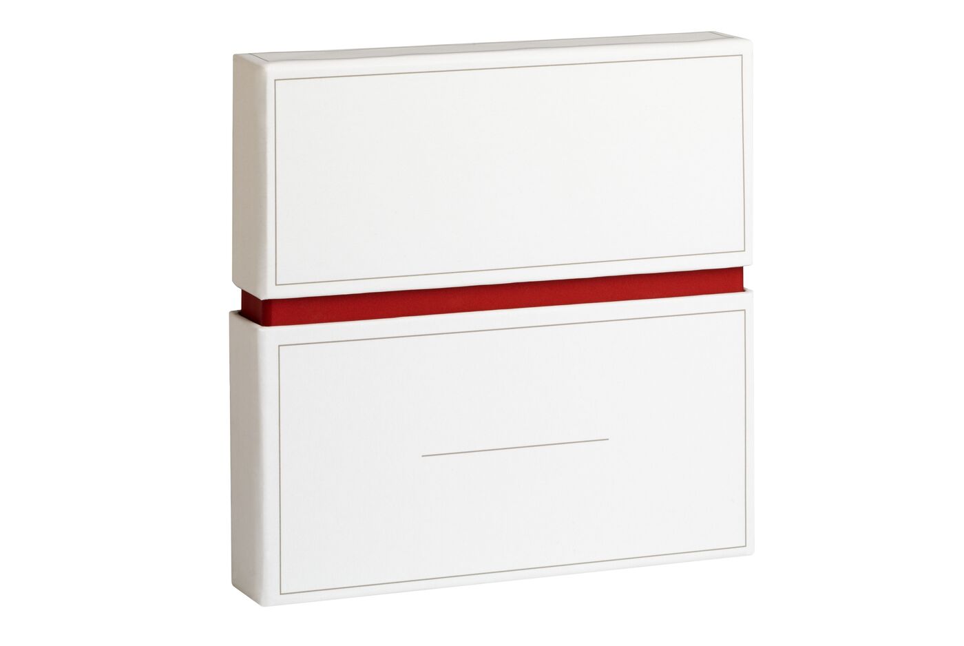 Schmuckschatulle in elegantem Weiß mit rotem Band.