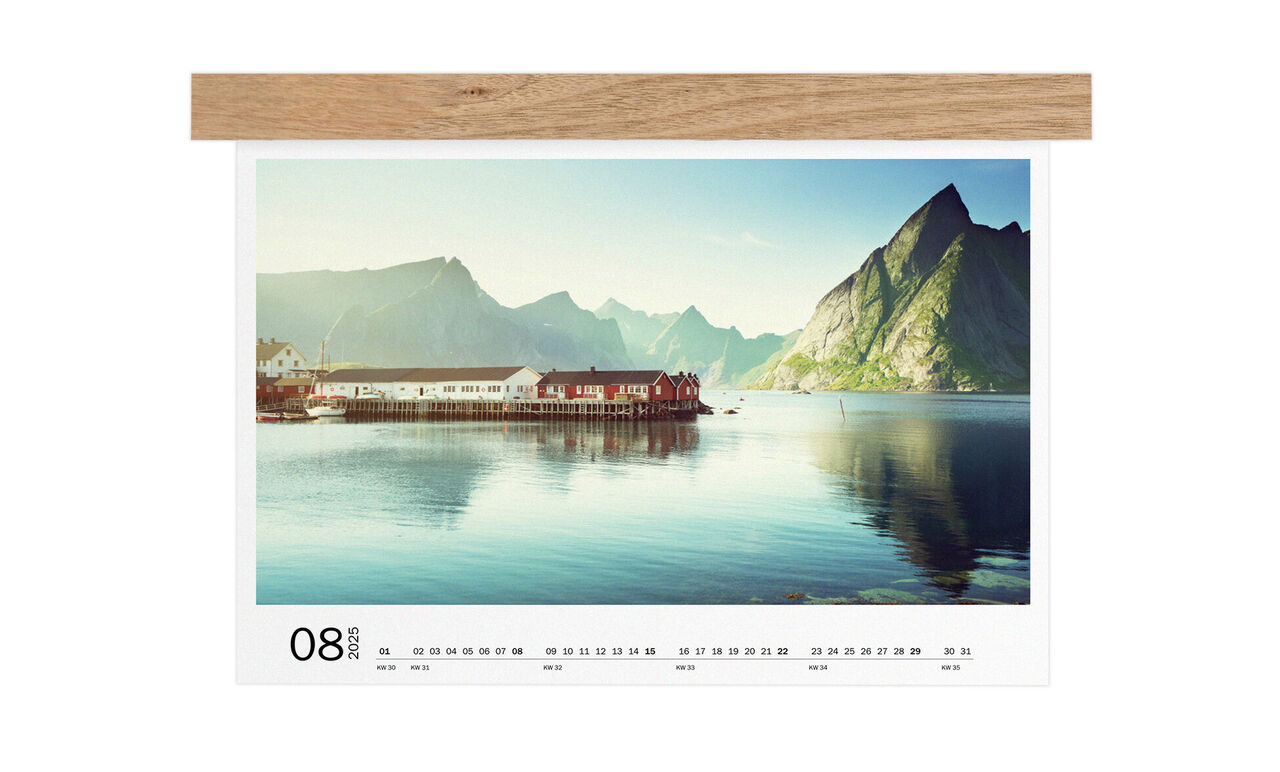 Ein wunderschöner Kalender zeigt eine idyllische Landschaft mit Bergen und ruhigem Wasser im Hintergrund. Monat August ist sichtbar.