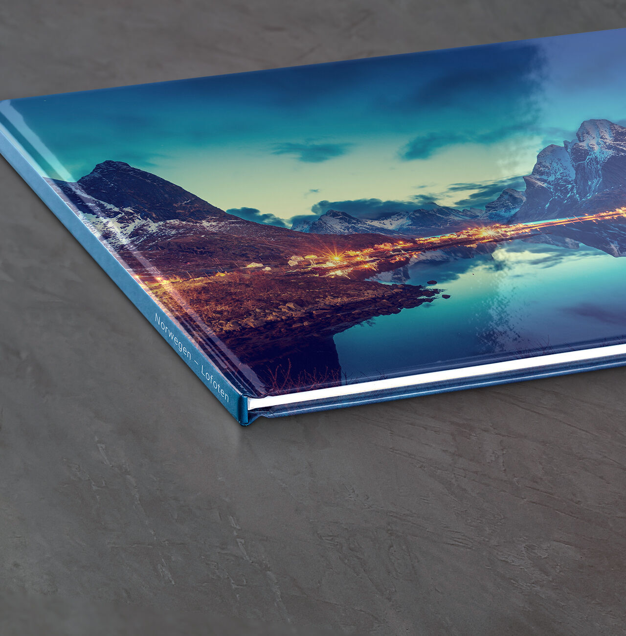 CEWE Fotobuch mit atemberaubendem Landschaftsbild bei Nacht