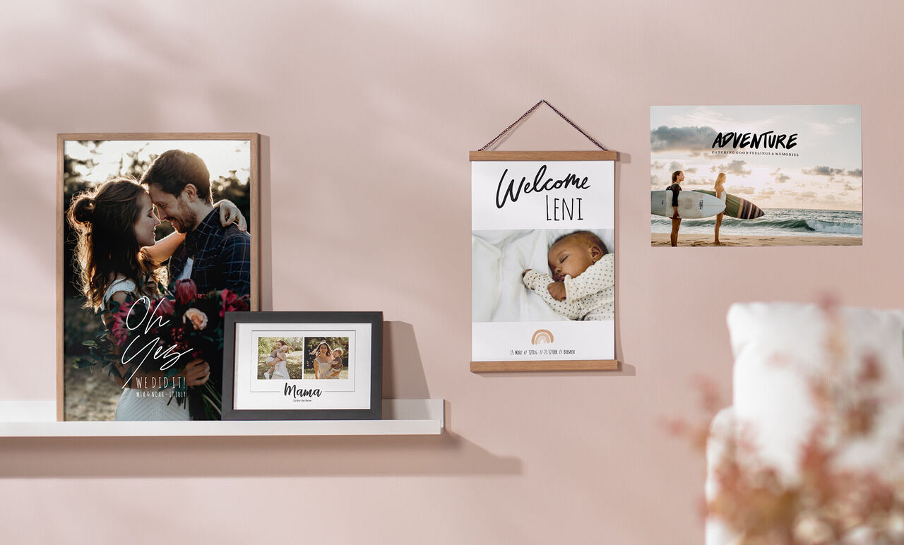 Stimmungsvolle Wandgestaltung mit CEWE Produkten, darunter ein Rahmen mit einem Paar, ein Willkommensschild für Leni und ein Poster mit Surfern.