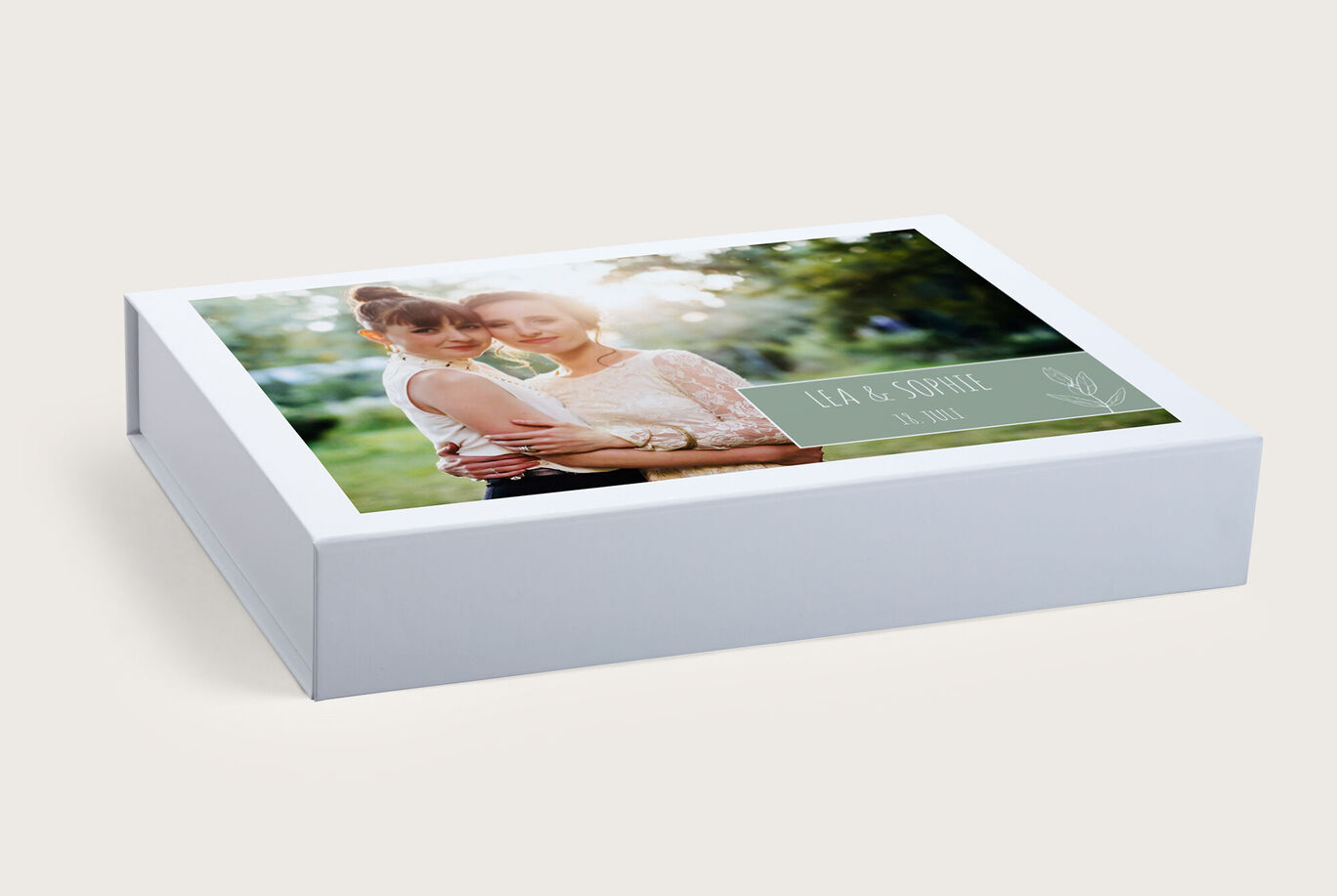 Ein liebevoll gestaltetes CEWE Fotobuch in einer eleganten Box, die zwei Personen auf dem Cover zeigt.