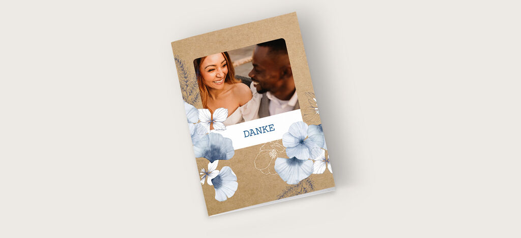 Gestaltetes CEWE Fotobuch mit floralem Design und dem Wort "DANKE" auf dem Cover