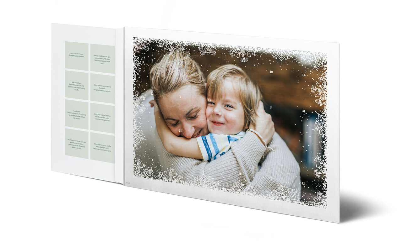 Adventskalender mit zartem Schneeflockenrahmen und einem persönlichen Fotomoment in hellen Farben.