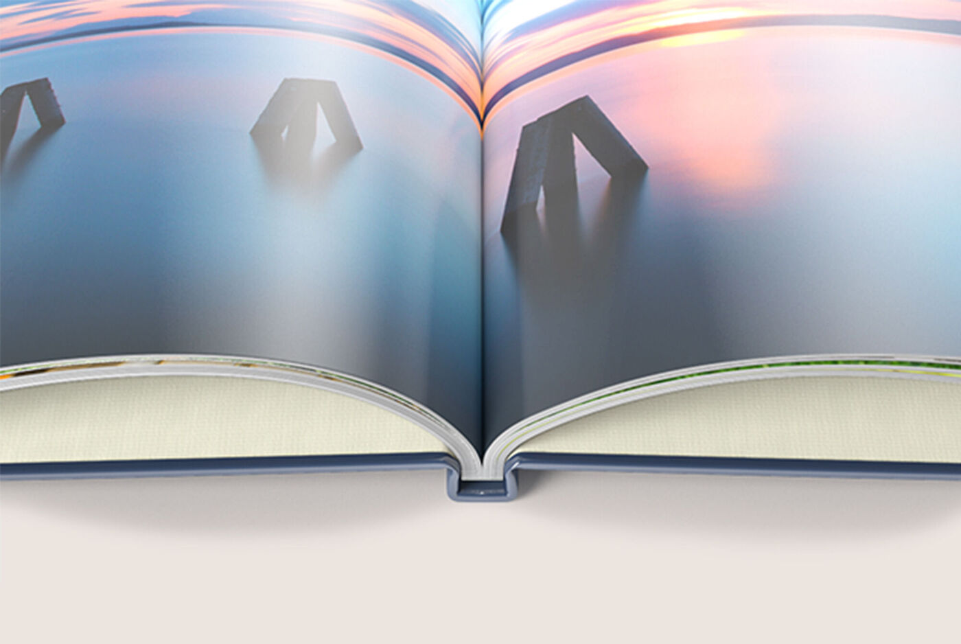 Offenes CEWE FOTOBUCH mit wunderschönen Landschaftsfotos und sanften Farben.