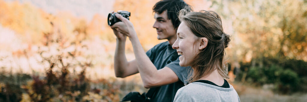 Paar fotografiert in herbstlicher Natur
