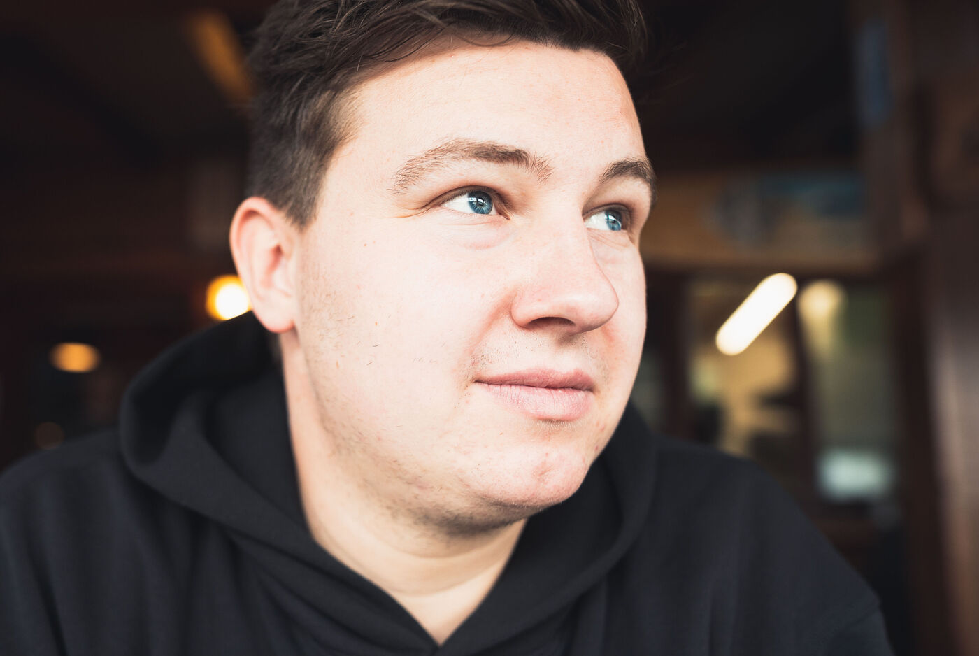 Junger Mann in einem gemütlichen Café.