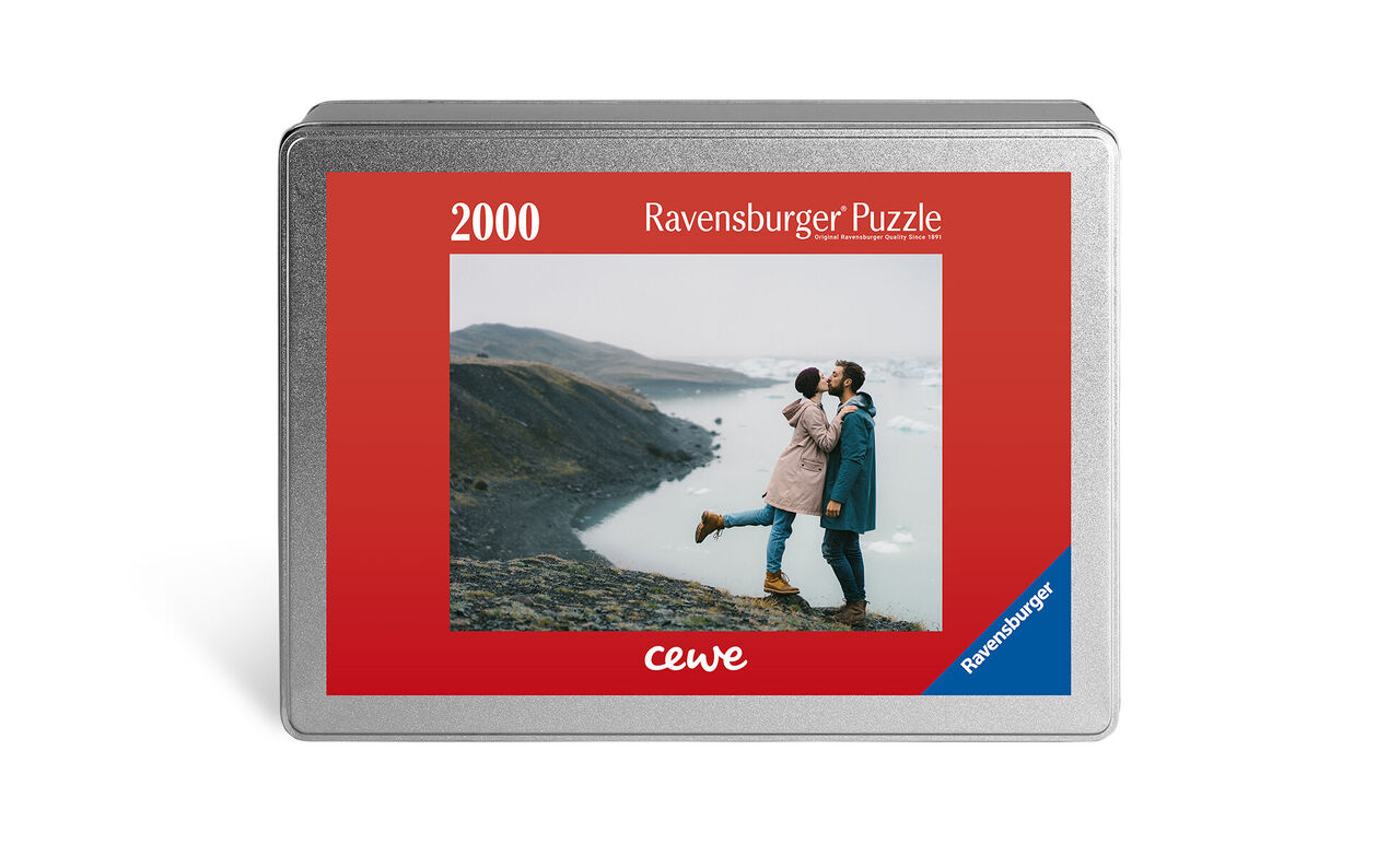 Pärchen umarmt sich vor einer Berglandschaft auf einer Ravensburger Puzzlebox von CEWE