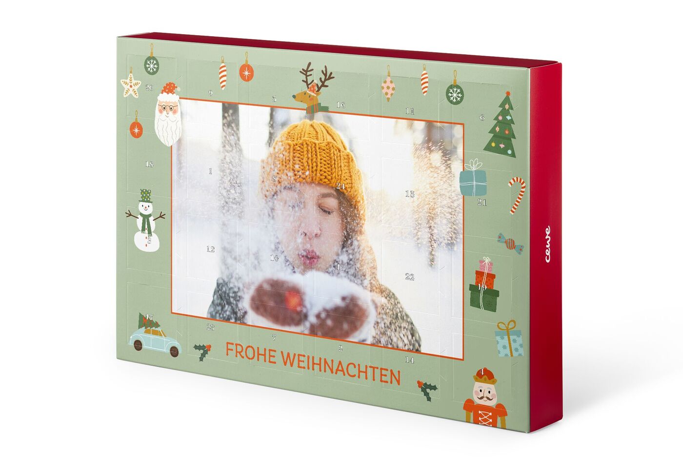 Ein adventlicher Geschenkkalender im winterlichen Design mit Weihnachtsmotiven in Grün und Rot. Auf dem Kalender steht "FROHE WEIHNACHTEN". Die Atmosphäre strahlt Freude aus.