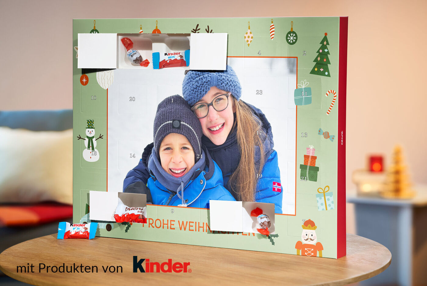 CEWE Adventskalender mit Winterfoto und drei geöffneten Türchen, in denen sich Produkte von kinder befinden.