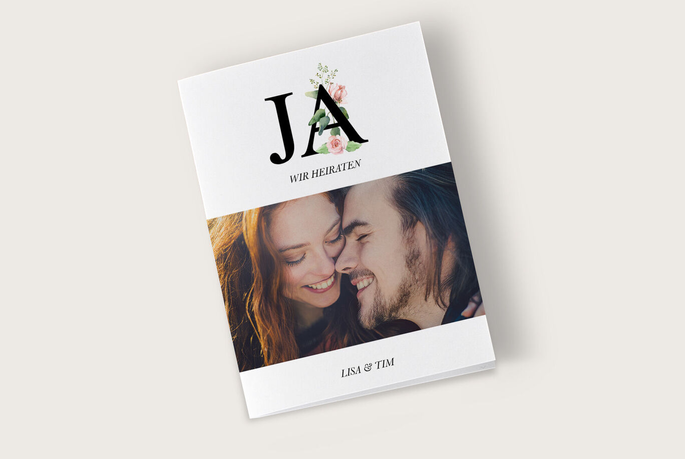 Ein Hochzeitsfotobuch mit floralem Design und dem Titel "JA".