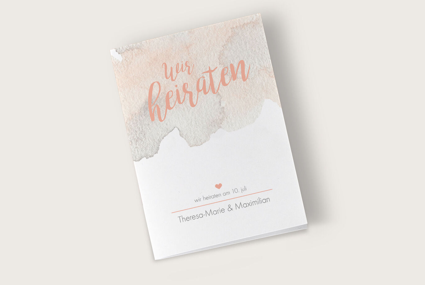 Ein romantisches Hochzeitsdesign mit dem Titel 'Wir heiraten' in sanften Pastellfarben, ideal für Einladungen