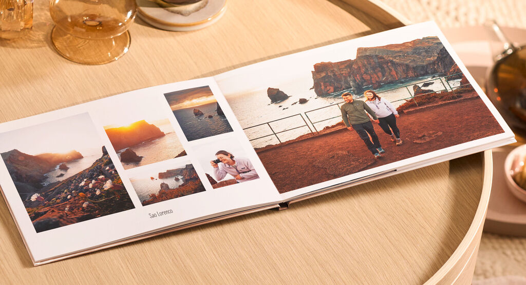 CEWE FOTOBUCH mit Paar am Meer und Fotos von Sonnenuntergang, Felsen und Wasser