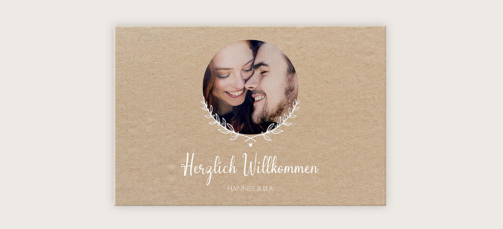 Willkommenskarte mit dekorativen Elementen und elegantem Schriftzug