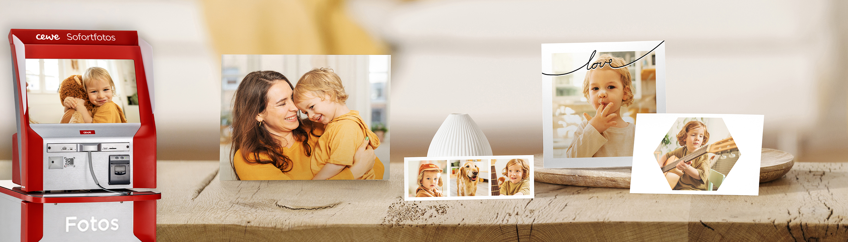 Ein Fotostand mit persönlichen Fotos und CEWE Produkten.