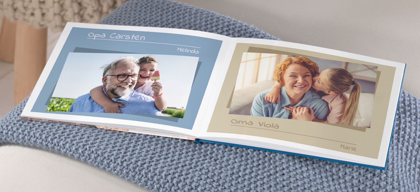 Zwei Kinder sitzen zusammen und genießen eine schöne Zeit im CEWE Fotobuch