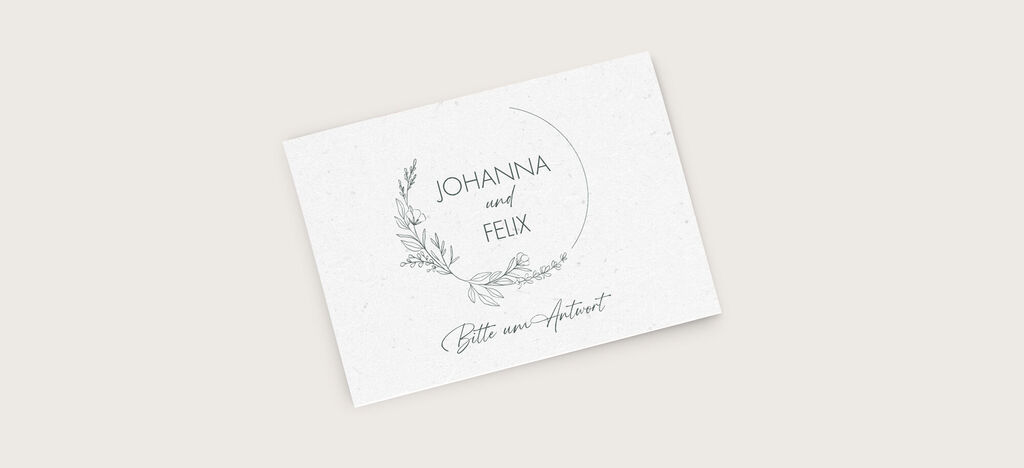 Weiße Einladungskarte mit floralem Design für die Hochzeit von Johanna und Felix.