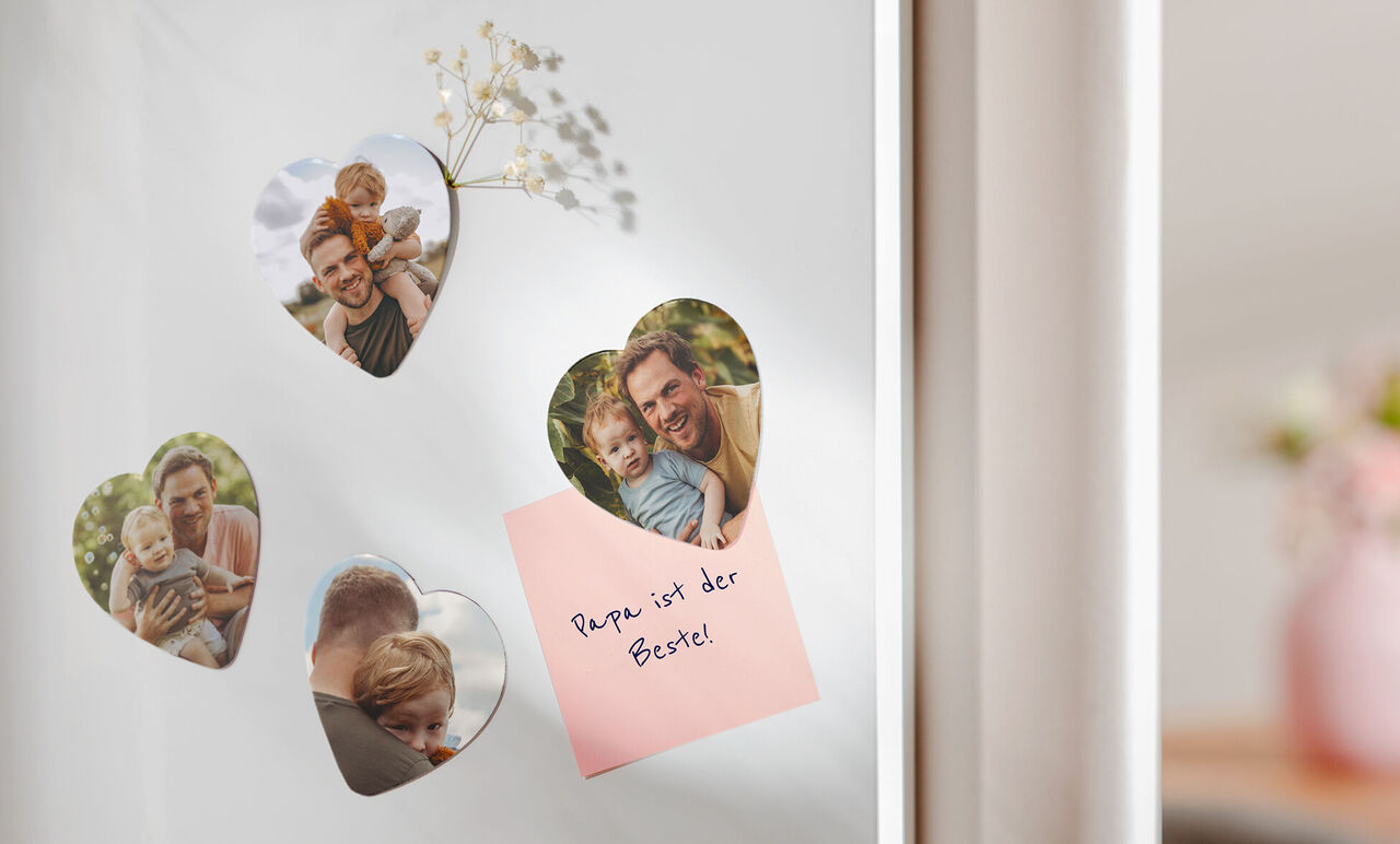 Herzförmige Fotos mit Familienmomenten und einer Notiz mit positiver Botschaft auf einer Wand.