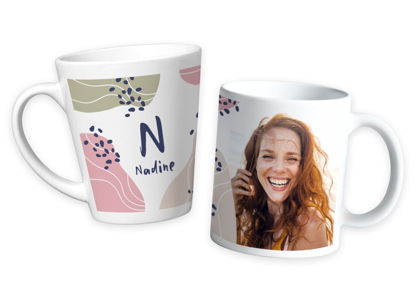 Zwei personalisierte Tassen, eine mit dem Namen 'Nadine' in einem bunten Design und eine mit einem individuellen Foto