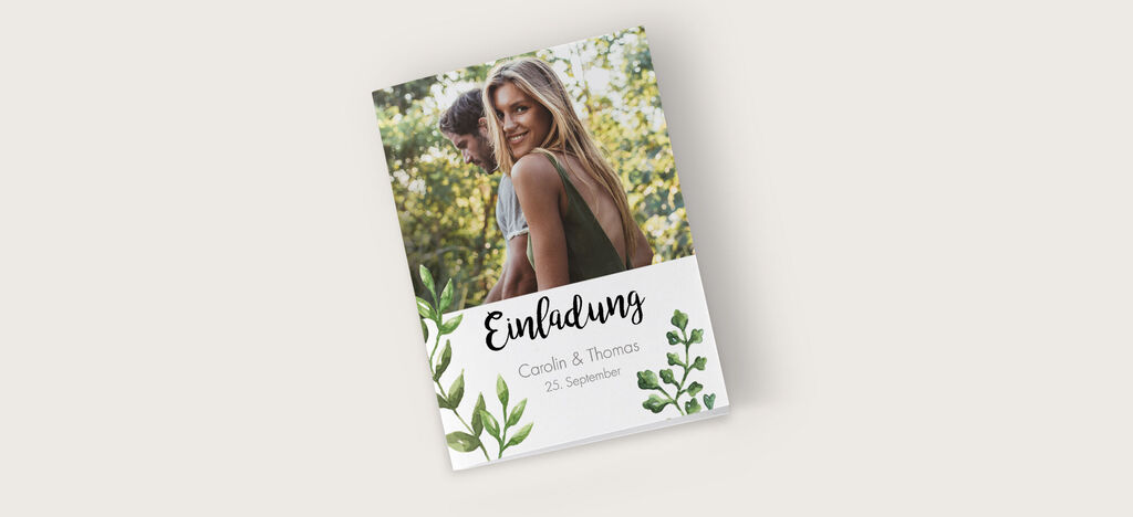 Einladungs-Karte zur Hochzeit mit floralen Elementen und Namen des Paares