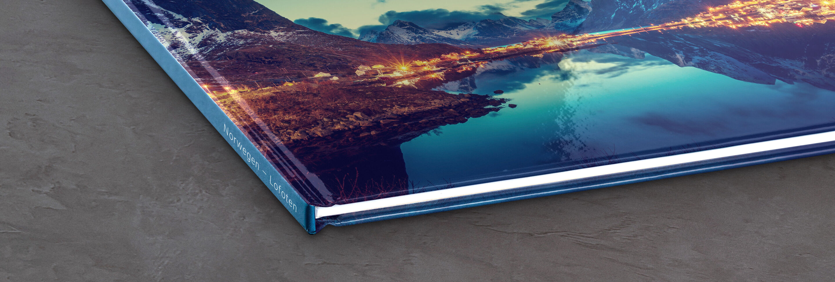 Detailaufnahme eines geschlossenen CEWE FOTOBUCHS mit schönem Fotomotiv auf dem Cover