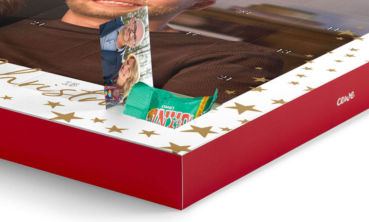 Aufmerksame Überraschungen im CEWE Adventskalender zeigen persönliche Fotos und Süßigkeiten