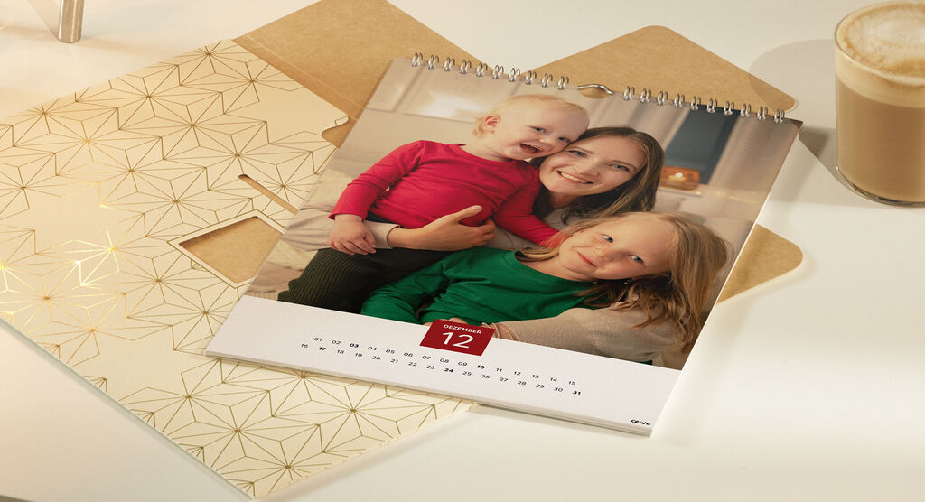 Ein fröhlicher Moment mit zwei Kindern in einem Kalender von CEWE, eines trägt ein rotes und das andere ein grünes Shirt