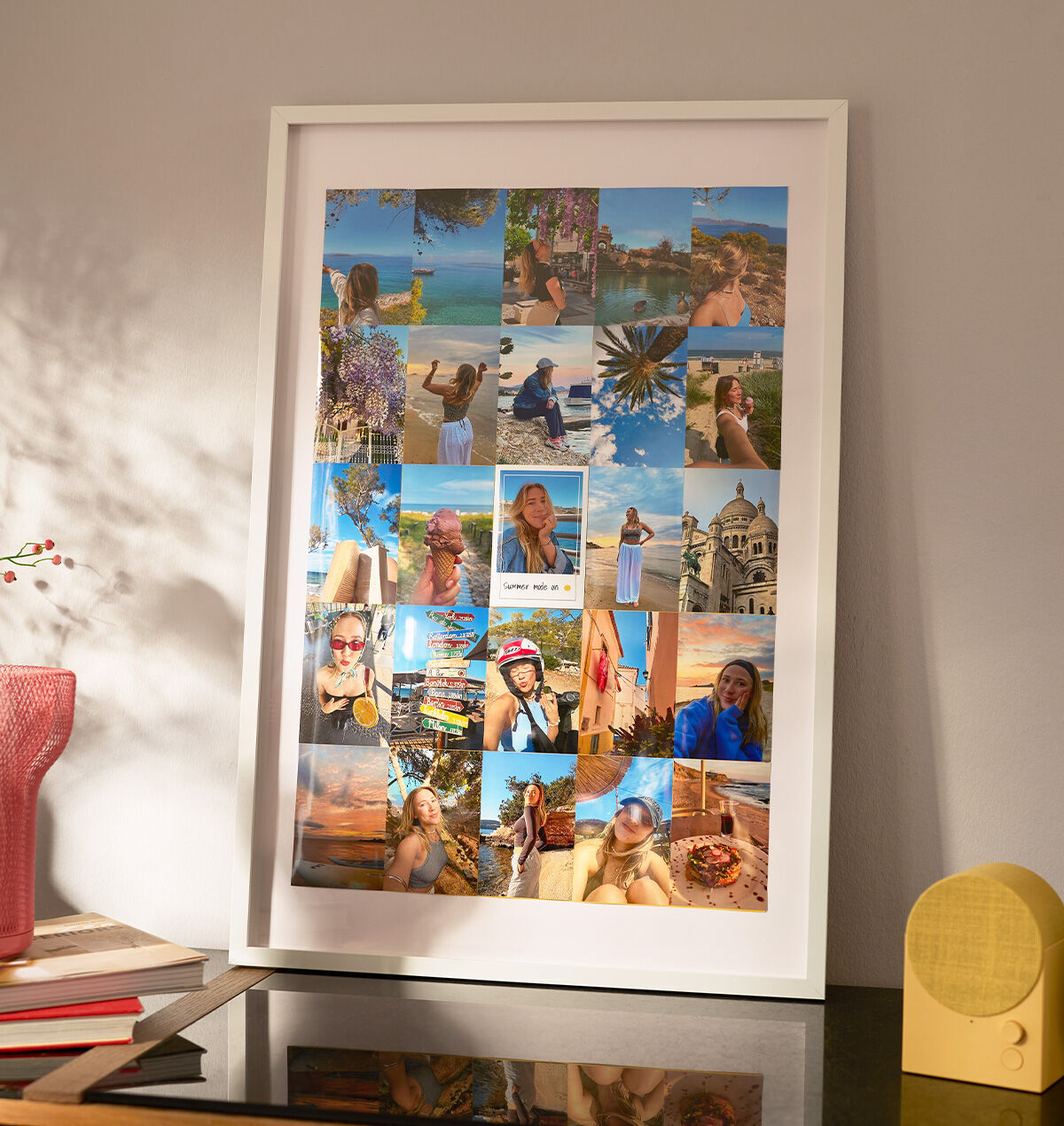 Bilderrahmen mit Fotocollage auf Kommode stehend