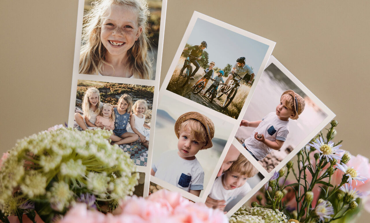 Eine liebevolle Arrangierung von Fotos, die lustige Momente zeigen, umgeben von bunten Blumen.