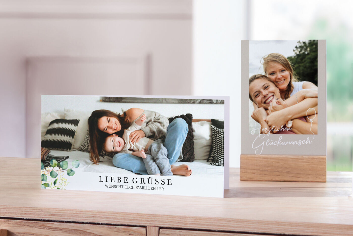Eine herzliche Grußkarte von CEWE mit einer Mutter und ihrem Kind auf einer Couch, umgeben von liebevollen Details.