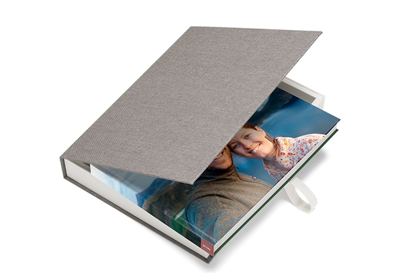 Ein buntes CEWE FOTOBUCH in einer eleganten Geschenkbox.