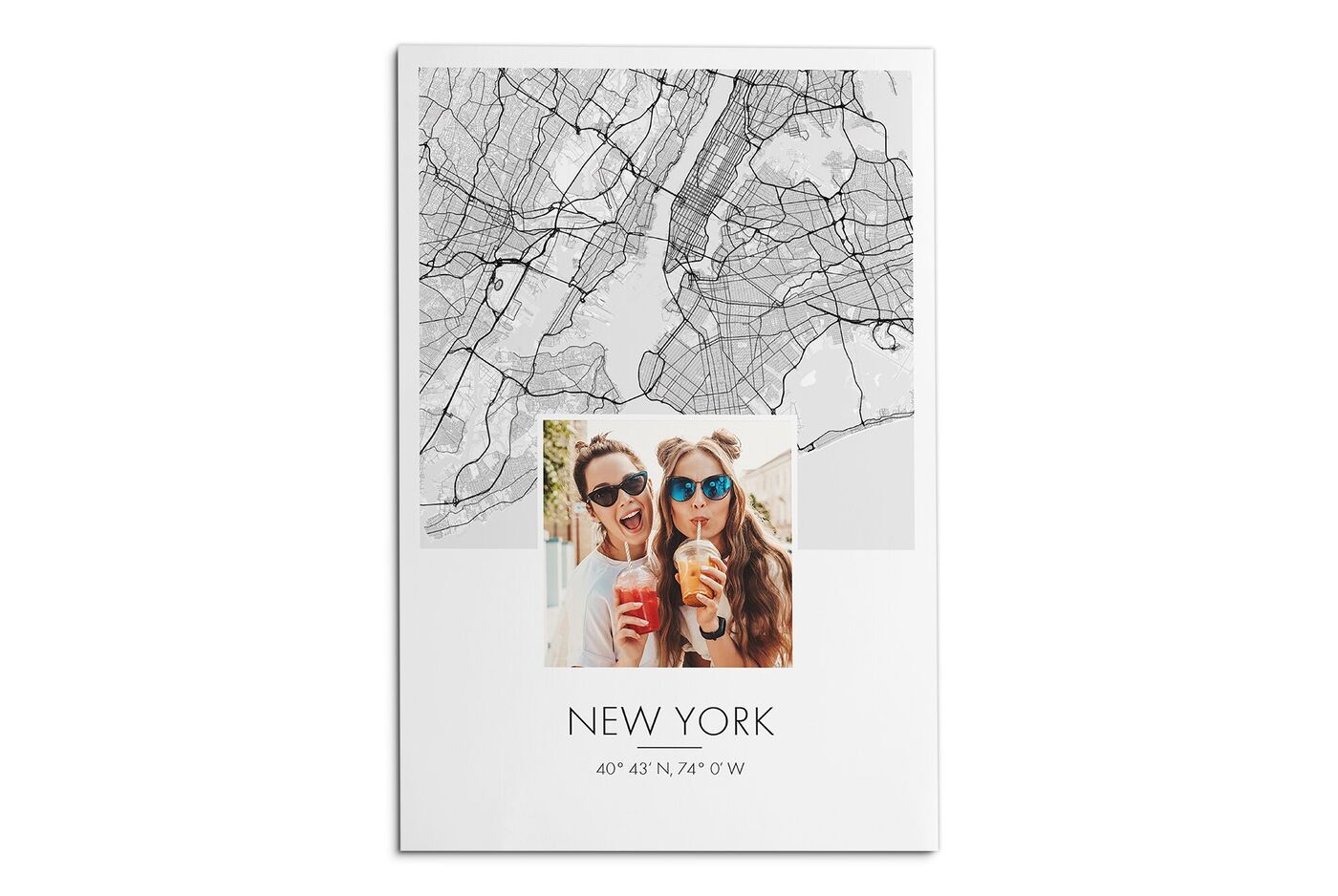 Zwei Freunde genießen Getränke vor einer stilisierten New Yorker Karte