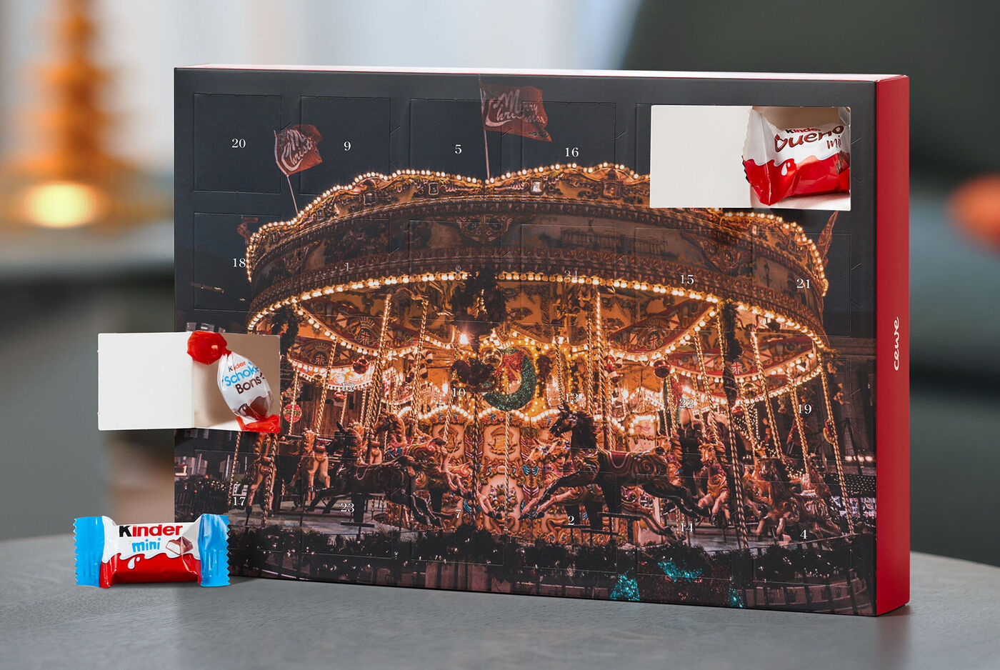 Ein festlicher Adventskalender mit einem Karussellmuster, Keksen und Schokolade.