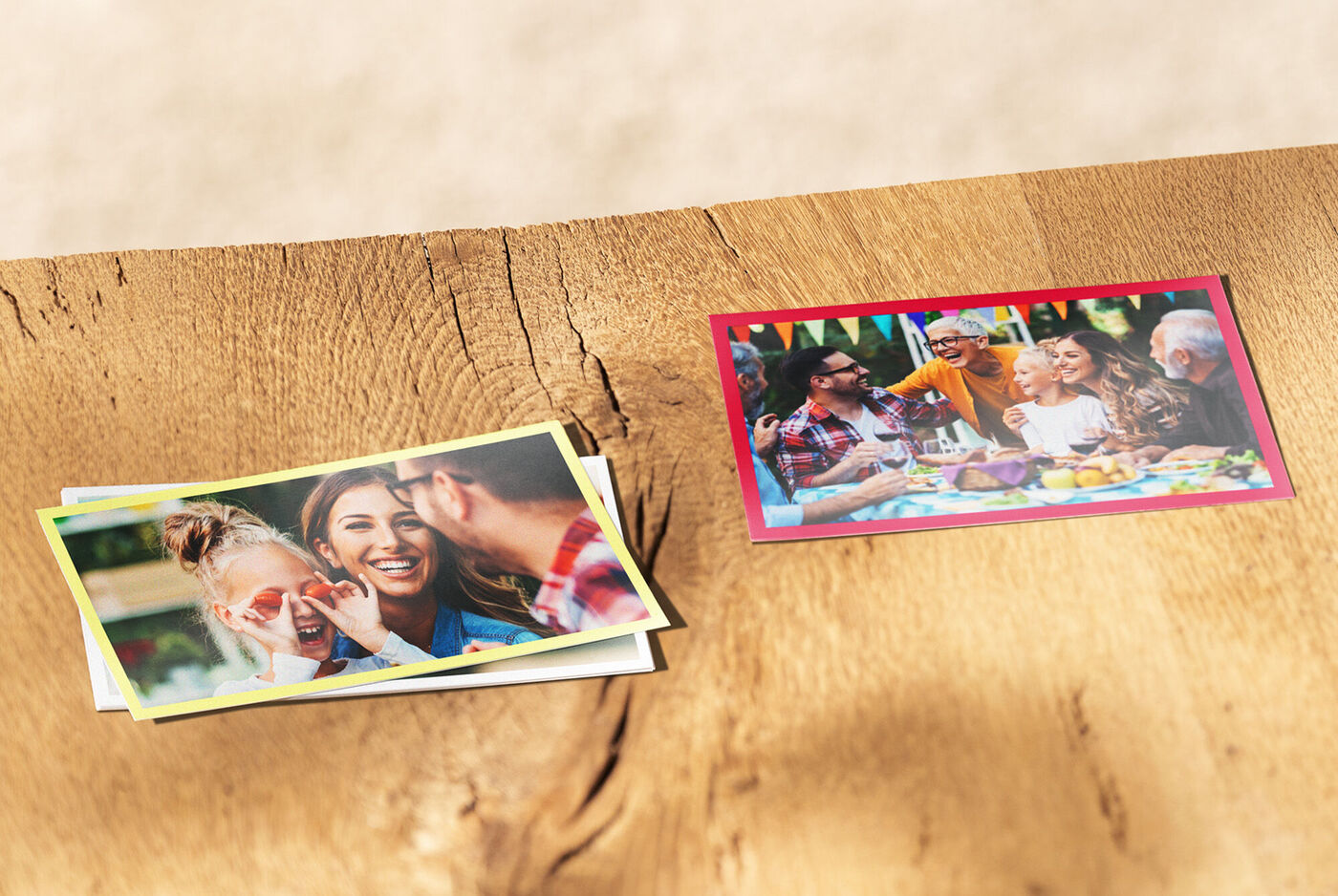 Bunte Fotos auf einem Holzstamm, eine angenehme Atmosphäre schafft Liebe und Freude