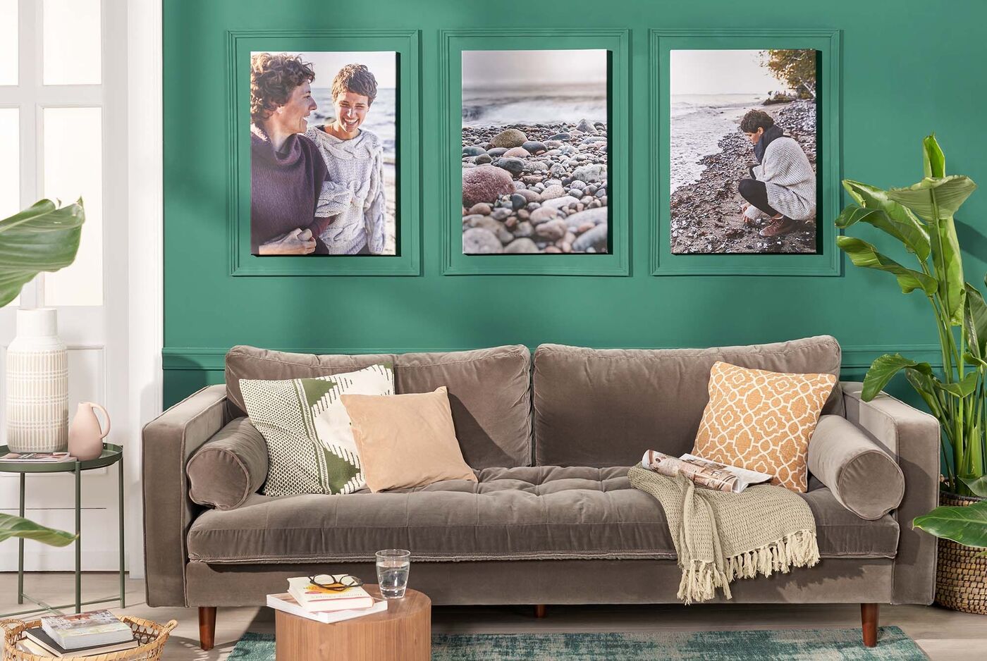 Moderne Wohnzimmeransicht mit Sofa und Bildern an der Wand