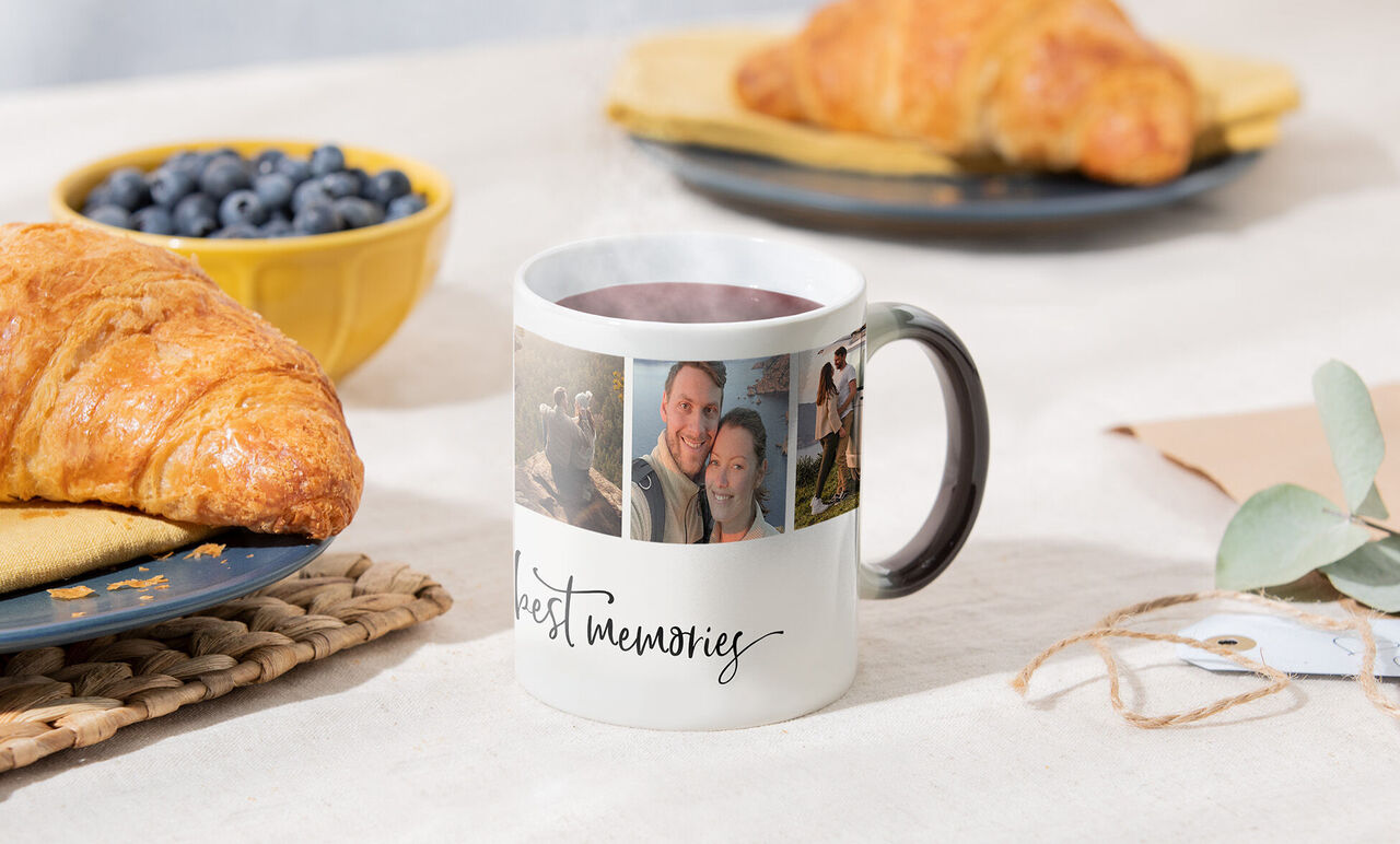 Eine Tasse mit Fotos von Erinnerungen, mit Croissants und Blaubeeren daneben