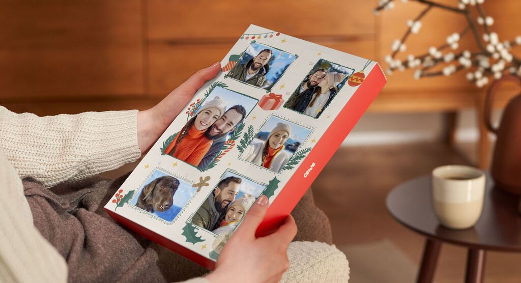 Eine Person hält ein schön gestaltetes Fotobuch mit selbstgemachten Collagen und Bildern von unvergesslichen Momenten.