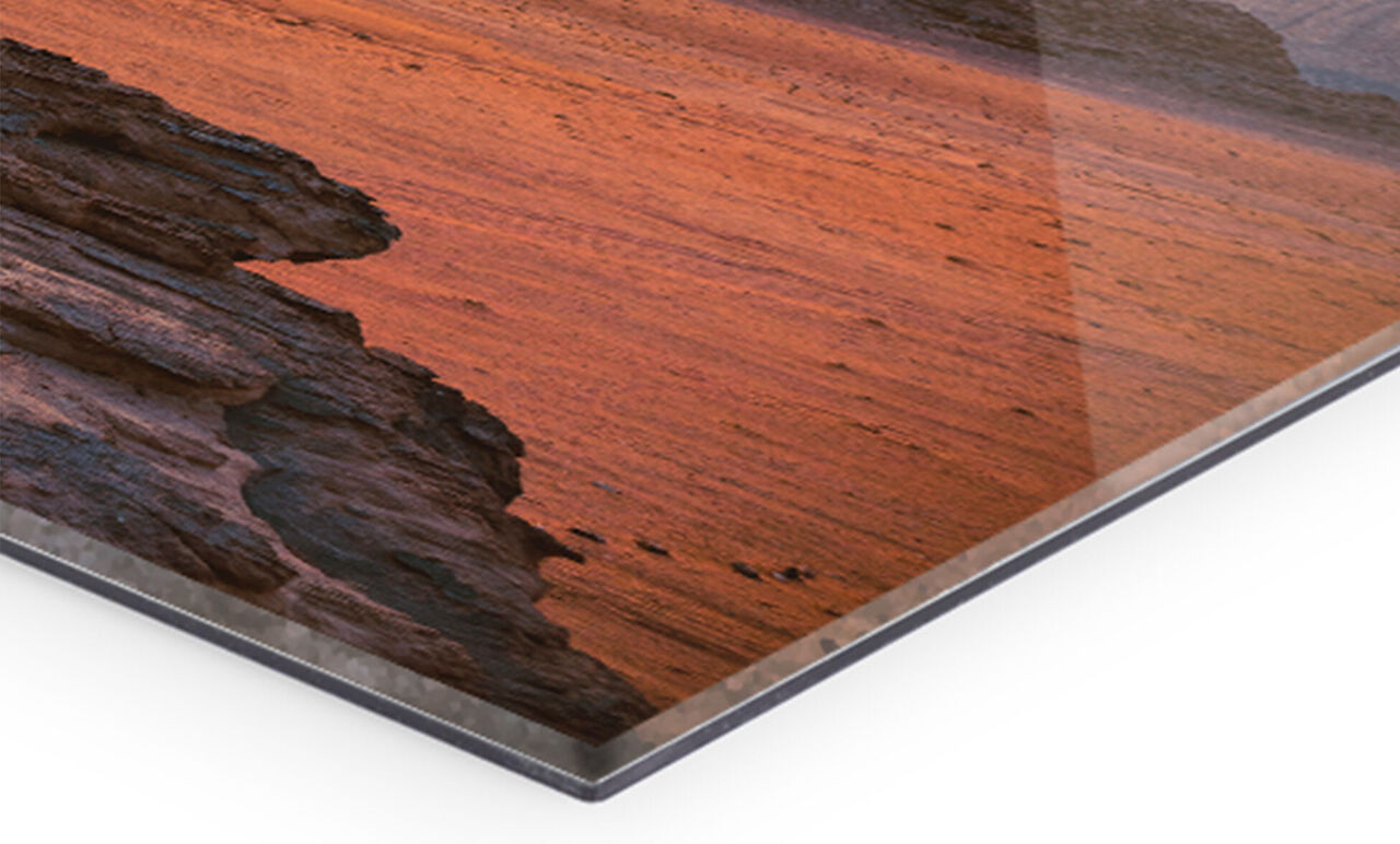 Detailansicht eines schönen Wandbildes mit orangefarbenem Sonnenuntergang über einer felsigen Küste