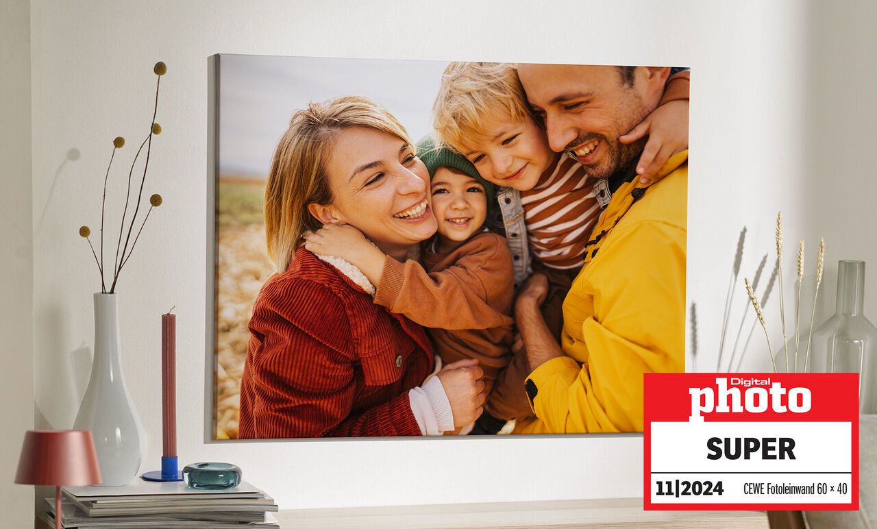 Familie umarmt sich in einem warmen Moment, CEWE Fotobuch