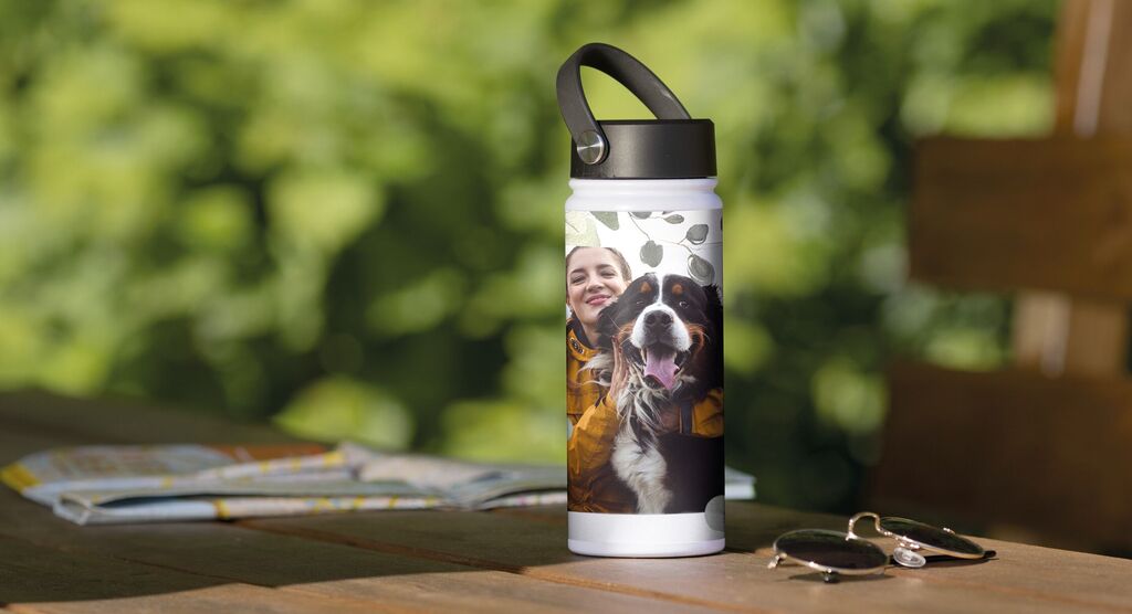 Eine schöne Trinkflasche mit einem lebhaften Foto eines Hundes auf der Vorderseite