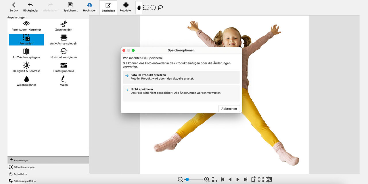 Ein Screenshot des CEWE Fotobuch-Editors zeigt eine einfache Benutzeroberfläche mit Auswahloptionen für das Speichern von Änderungen und einen kreativen Nutzer mit einer Puppe. Der Nutzer hebt seine Arme und springt. Es wird eine positive, fröhliche E