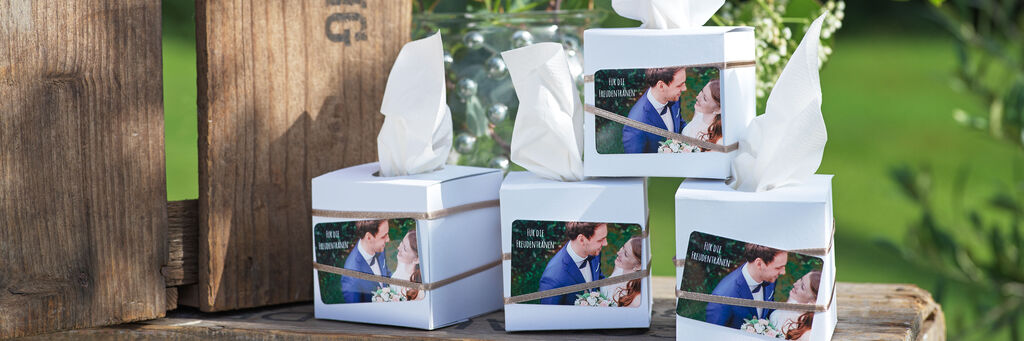 Vier kreativ gestaltete Verpackungen mit Fotos, liebevoll dekoriert.