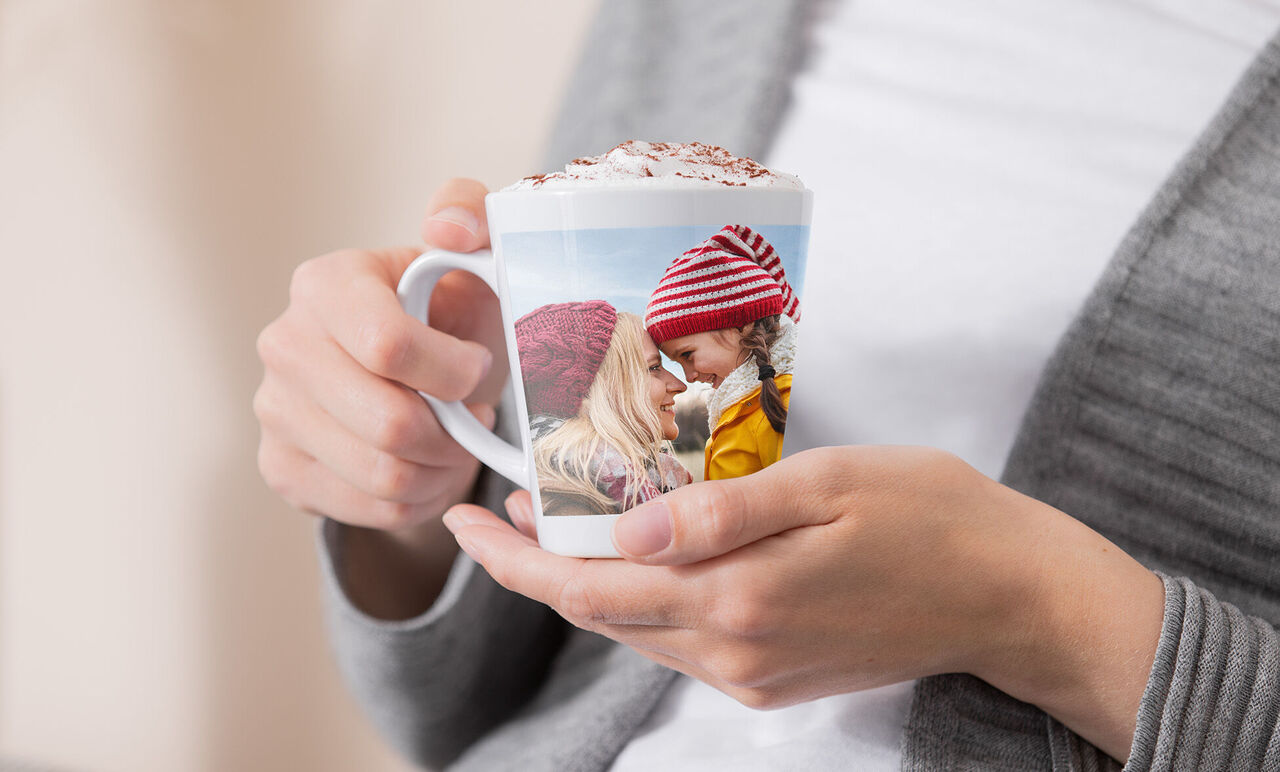 Tasse mit einem persönlichen Foto von zwei Personen, die glücklich zusammen sind
