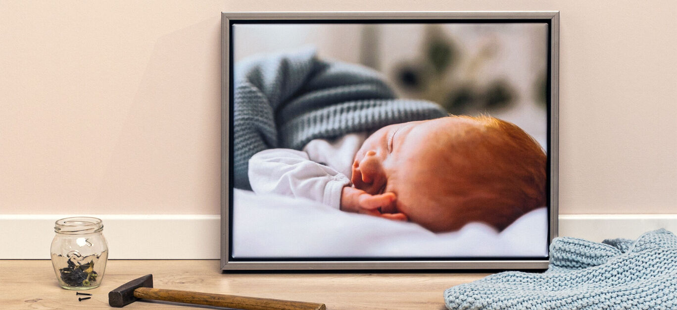 Schlafendes Baby auf einem Bett, sanfte Farben, gemütliches Ambiente