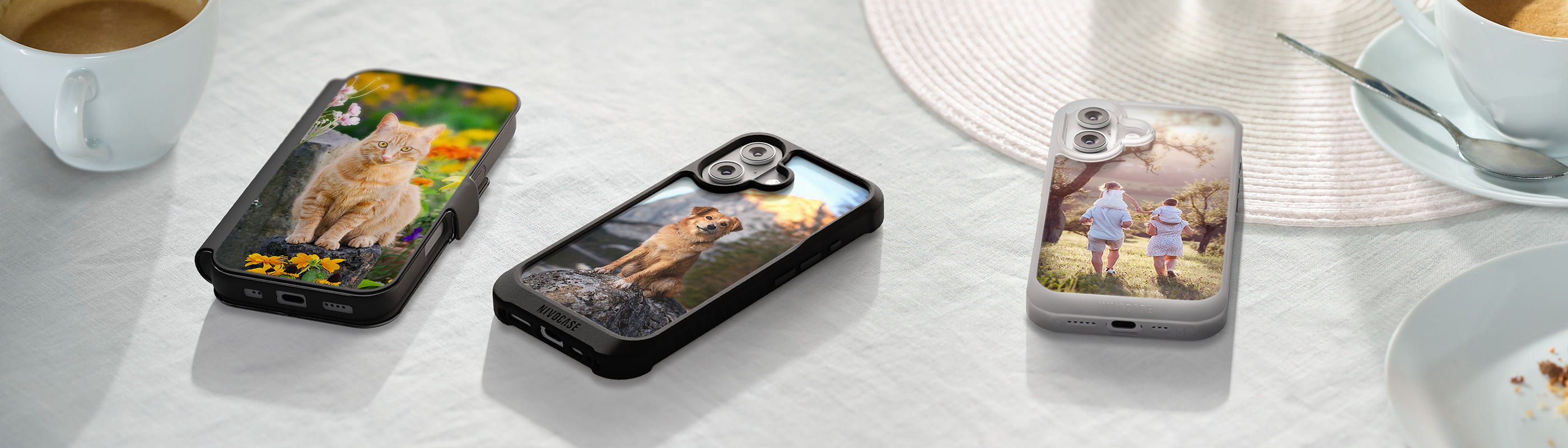 Drei Smartphone Hüllen liegen auf einem Tisch und zeigen persönliche Fotos mit Tier  und Familienmotiven