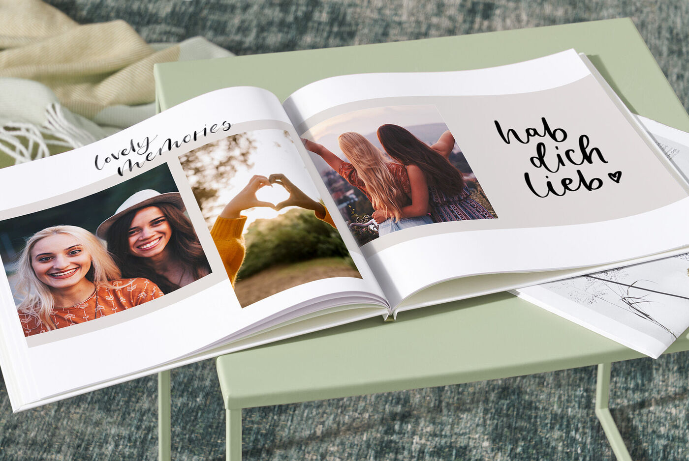 Ein offenes Fotobuch mit Bildern von Freunden und der Aufschrift "hab dich lieb".