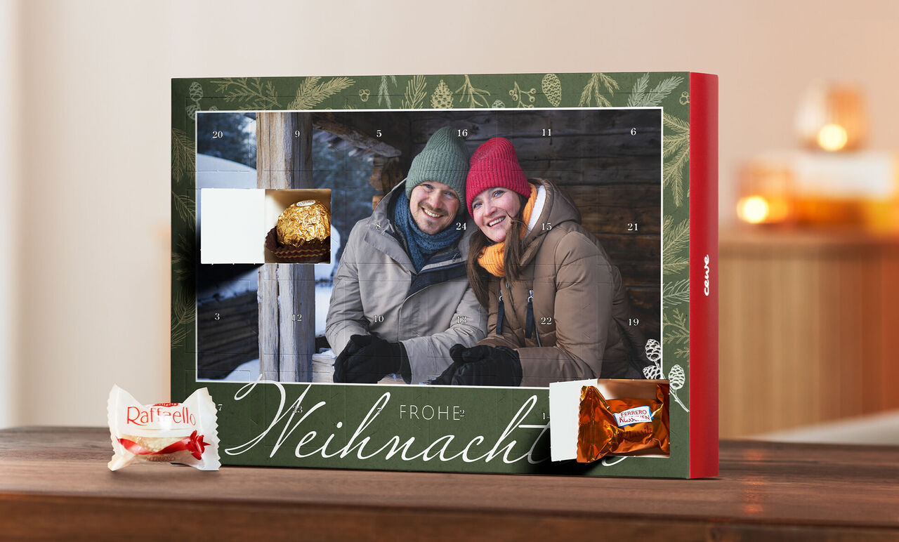 Zwei Personen auf einer Holzbank im Winter, umgeben von einem weihnachtlichen Adventskalender mit Leckereien.