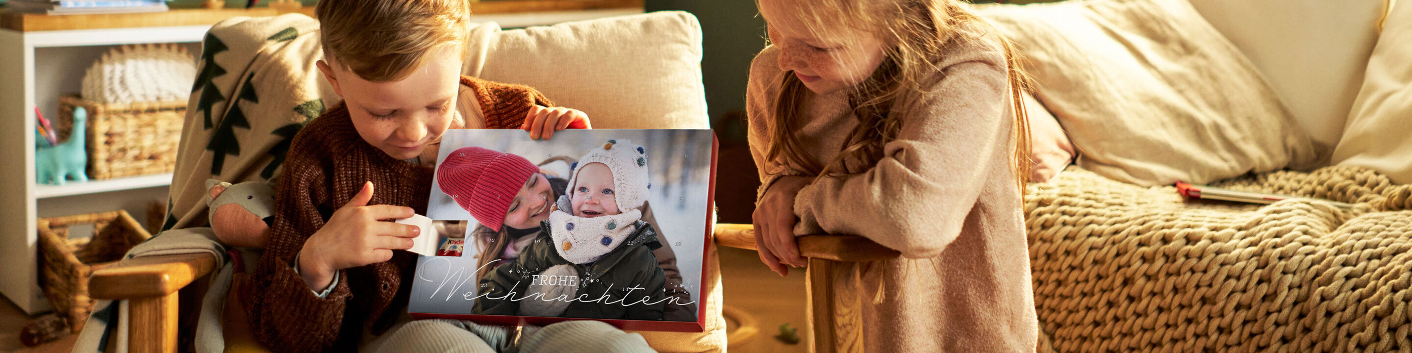 Zwei Kinder öffnen ein Türchen eines CEWE Adventskalenders mit Winterfoto und der Aufschrift „Frohe Weihnachten“ im warmen Licht