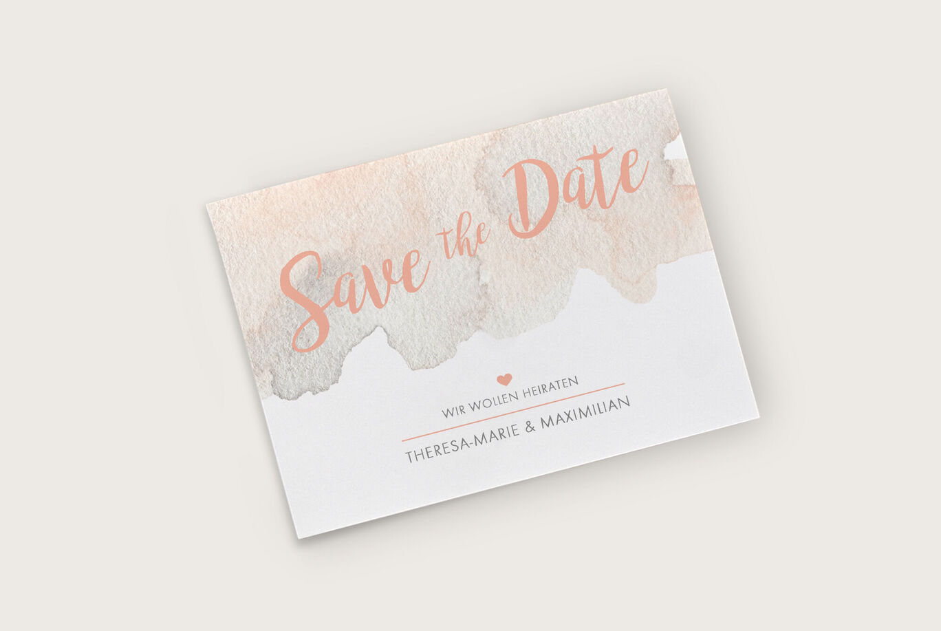 Wunderschöne Save-the-Date Karte in sanften Farben mit dem Text "Save the Date" und den Namen Theresa-Marie & Maximilian.