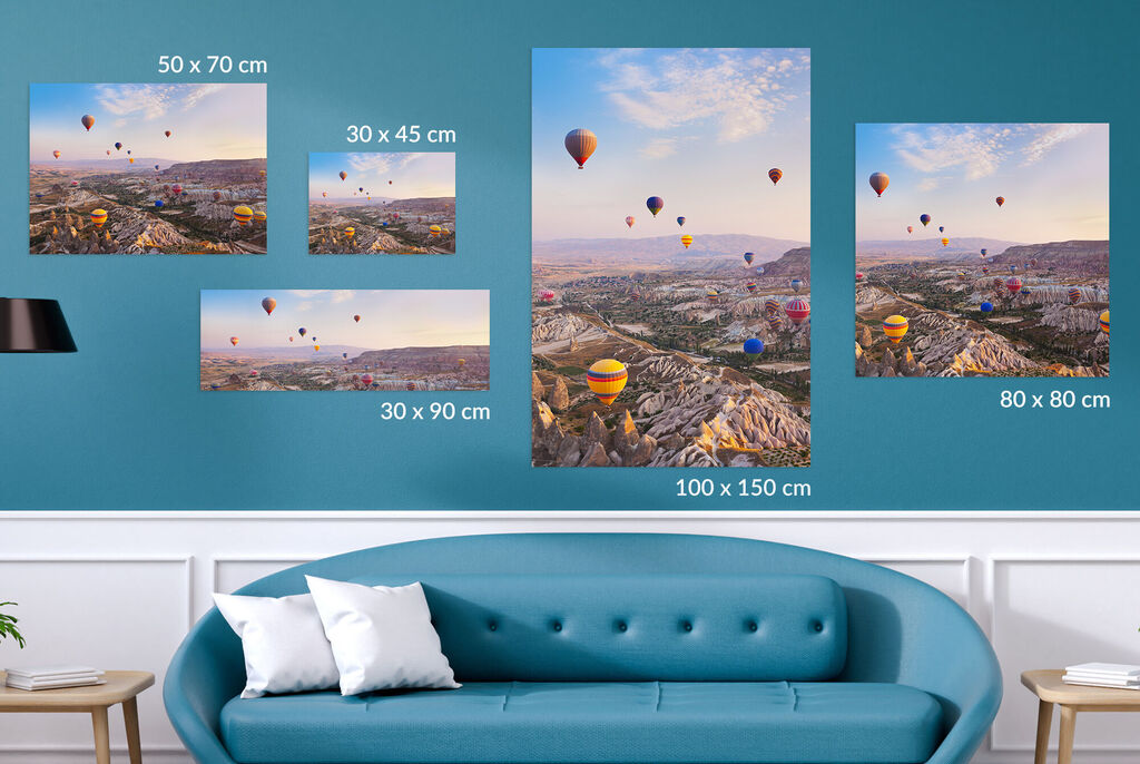 Bunte Heißluftballons schweben über einer malerischen Landschaft.